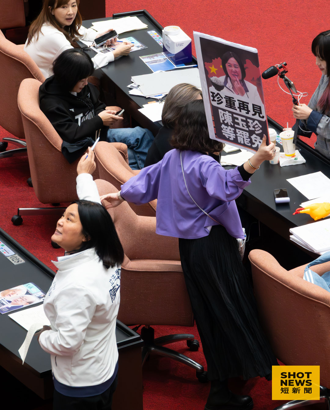 國民黨立委陳玉珍向綠營叫囂，遭吳思瑤拿手板反擊（圖：謝亦然攝影）