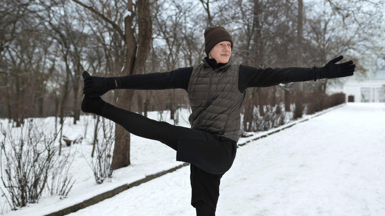 注意足部保暖、多伸展、熱敷，可以改善天冷的僵硬及頭痛問題。（圖/Freepik)