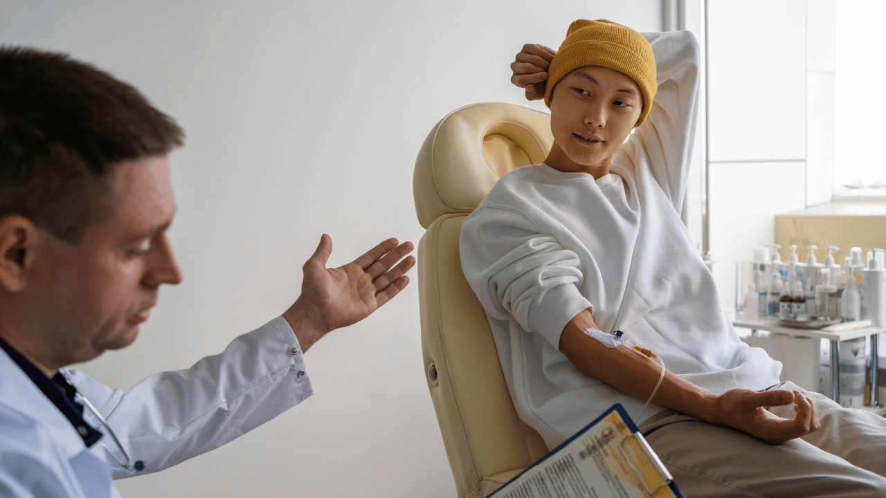 若出現不明原因的長期疲勞、反覆發燒或皮膚異常紫斑，需盡快就醫檢查。（圖/Freepik)