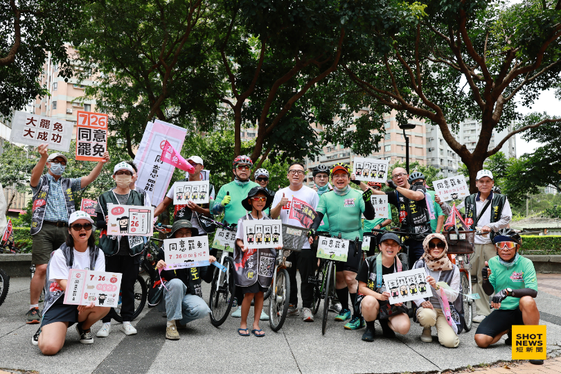 妃妃鐵馬隊成員與罷免洪孟楷團隊會合騎行宣講。(陳亭妃提供)