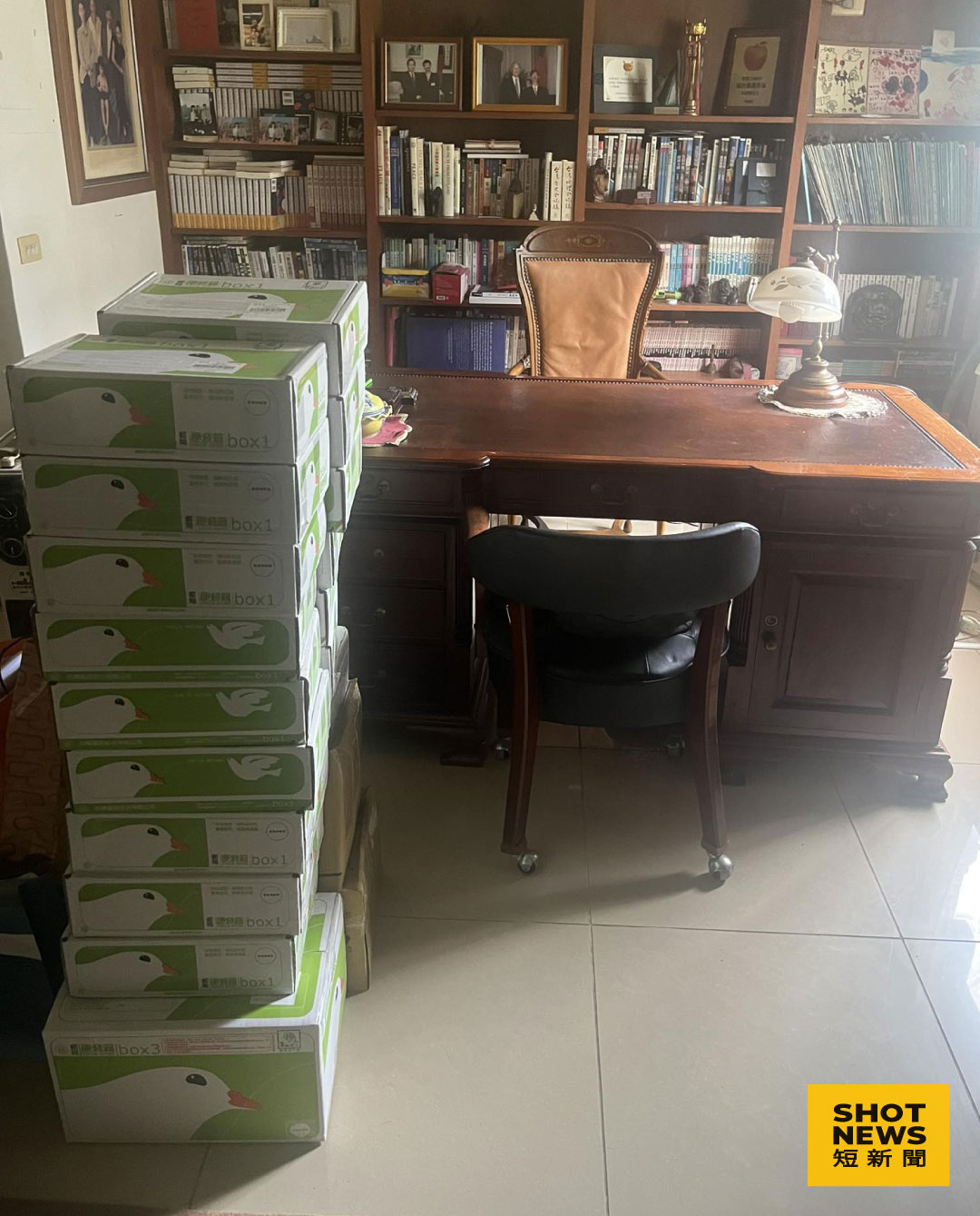 吳祥輝申請白恐時期遭監控檔案，統整資料超過桌子高度（圖：吳祥輝臉書）
