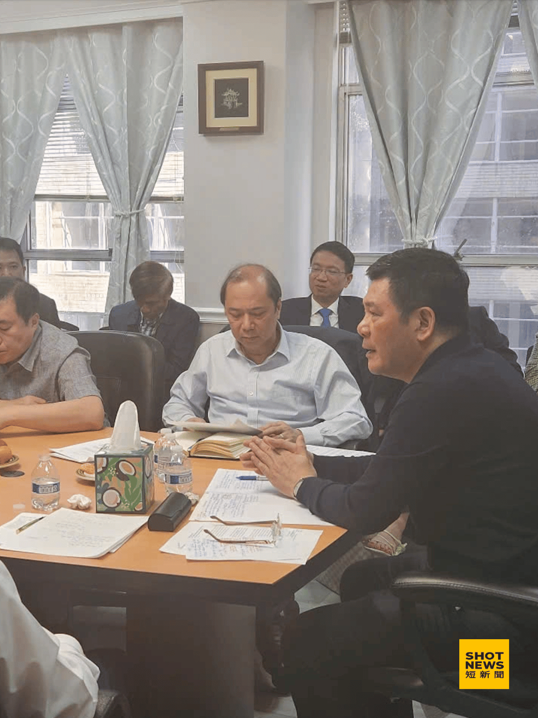 部長阮紅演作為政府談判代表團團長，在首個工作日的前後，主持與談判代表團成員及相關部門代表的會議。（ 圖：Nguyên Minh）