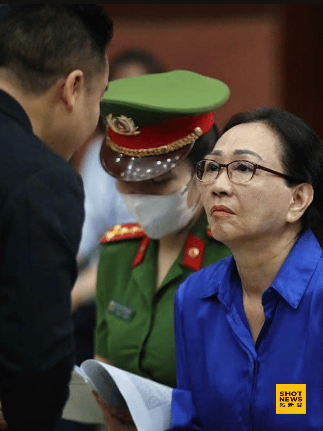 張美蘭於2024年底的二審庭審中與律師江紅清會面。（圖：Như Quỳnh）
