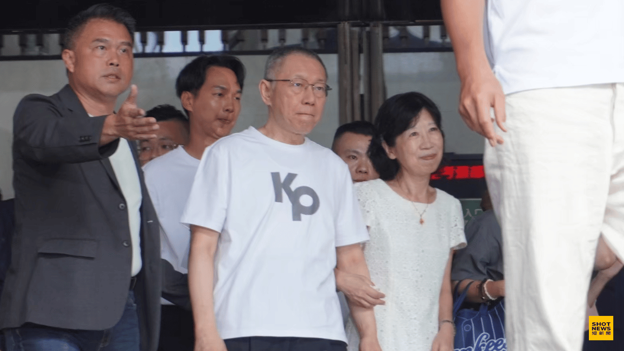 兩個女人毀了藍白