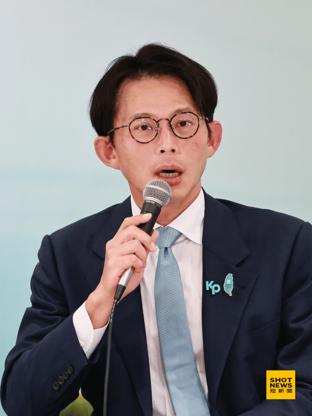 黃國昌幫藍營追黨產！洪健益曬1圖：變性？