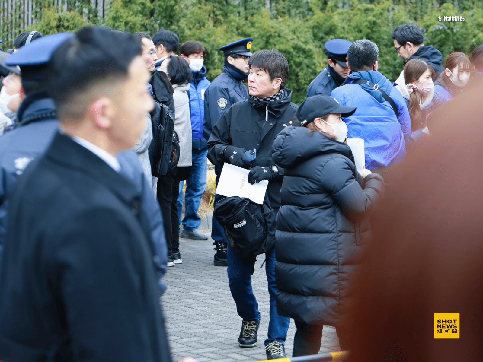 日本民眾走出地鐵站接受安檢後，進入高市早苗演說的會場。(劉祐龍攝影)