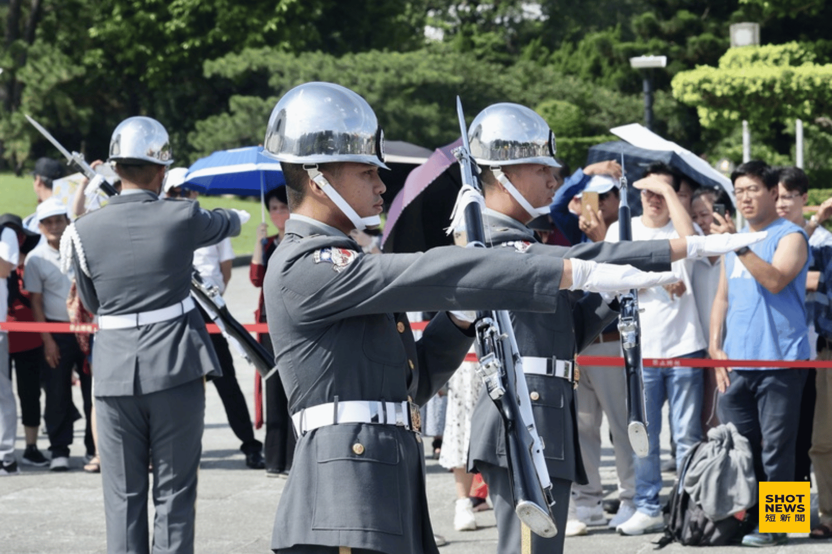 三軍儀隊訓練展示，正式轉移至中正紀念堂前的民主大道。（圖：中央社）