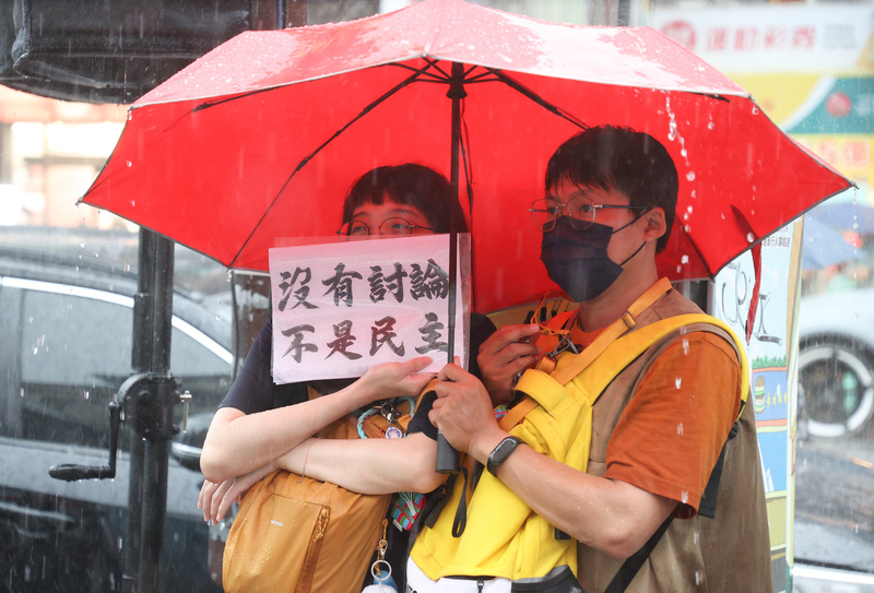 年輕朋友不畏大雨，到場力挺。(圖：中央社)