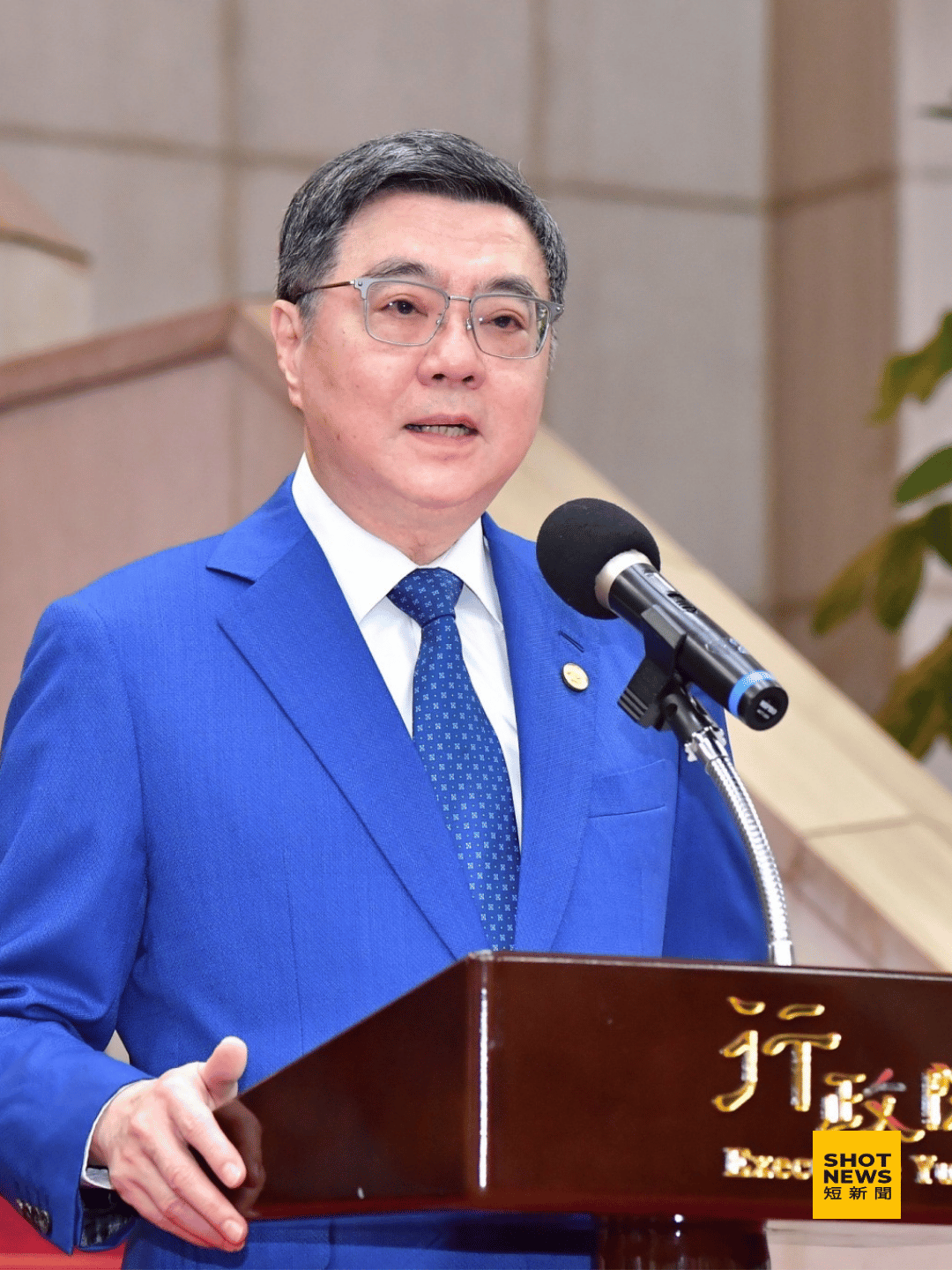 鄭麗君率代表團返國 卓榮泰親赴接機