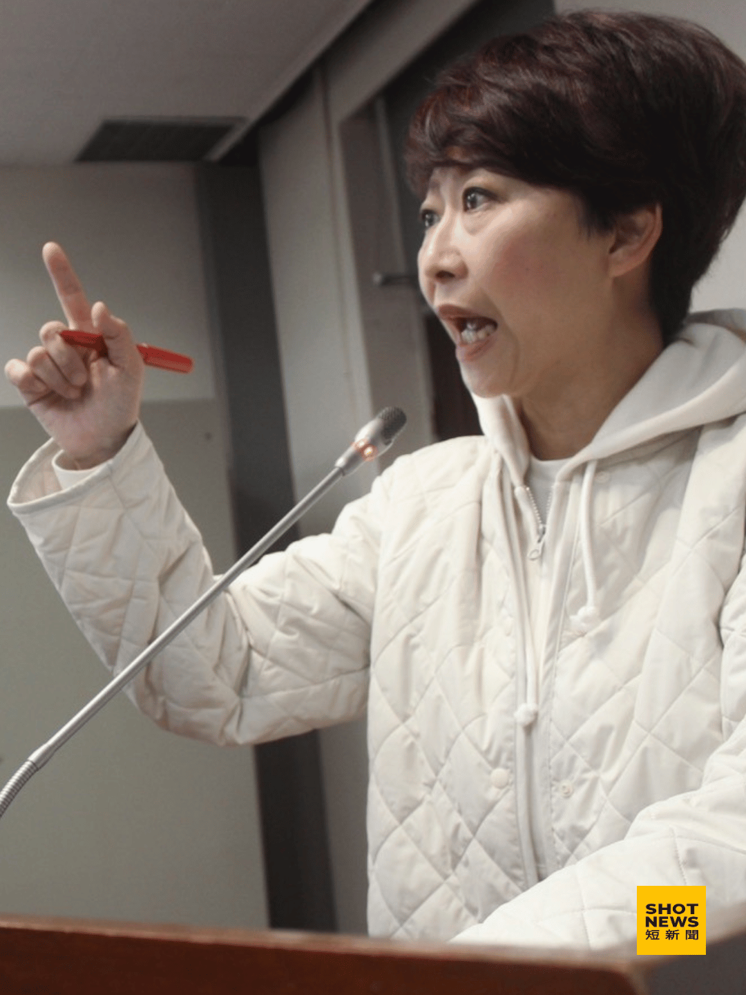 陳亭妃質詢同時也質問經濟部、農業部以及內政部，「所有防洪抗旱的計畫與工程，準備好了嗎？」
