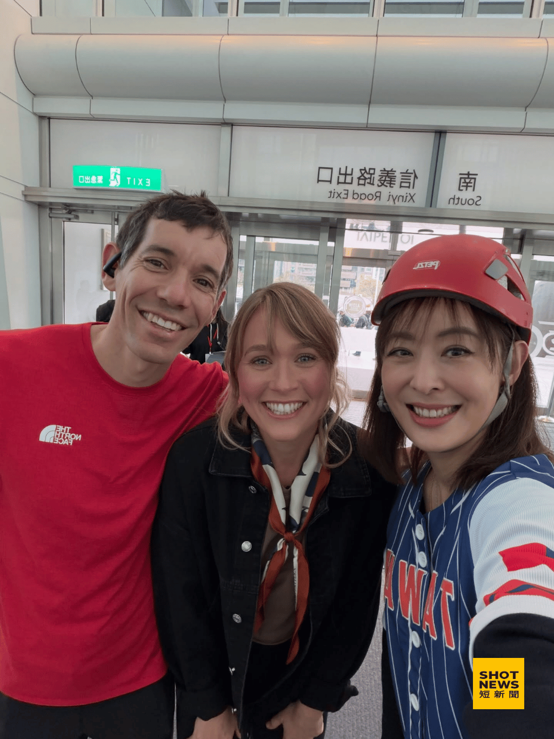美國攀岩好手霍諾德(Alex Honnold)(左)、其妻桑妮(Sanni)(中)與台北101董事長賈永婕(右)，於出發攀登101前自拍合影。(賈永婕臉書)