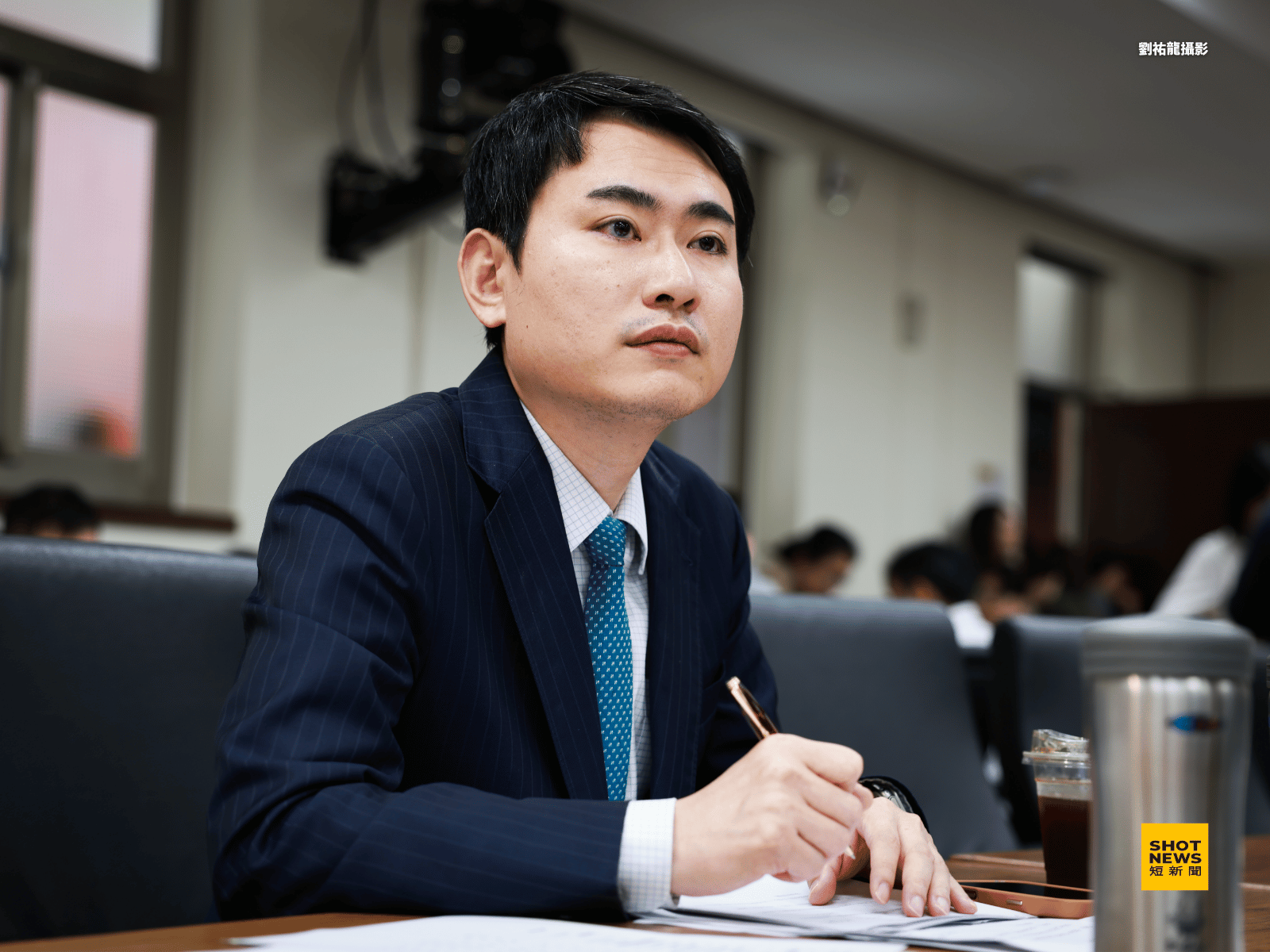 台灣社會近年的安全焦慮,催生了菁英階層的「第二本護照潮」。陳冠廷直言,與其出國當永遠的客人,不如在自己的國家當主人。