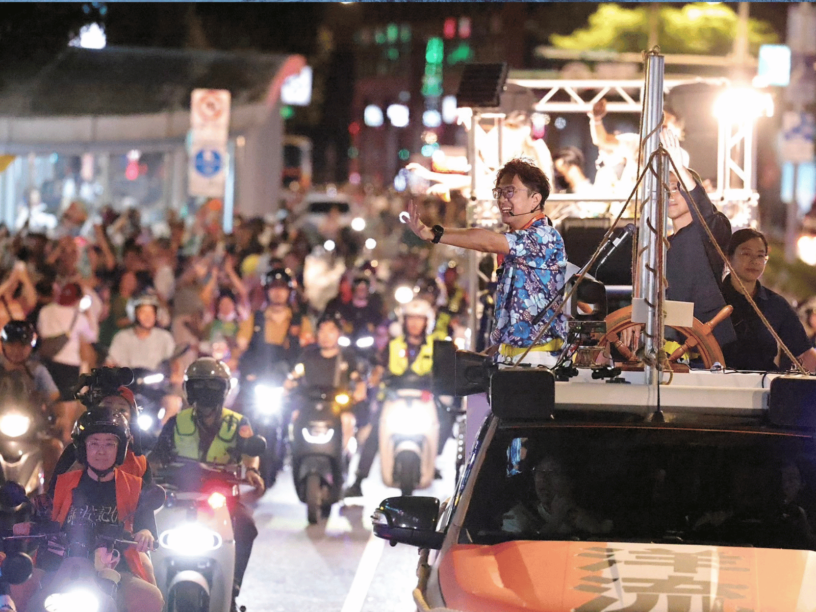沈伯洋車掃回老家 沈家百人出動相挺