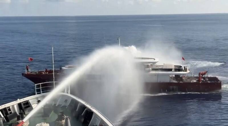 中國漁船越界拒離 海巡水砲驅離