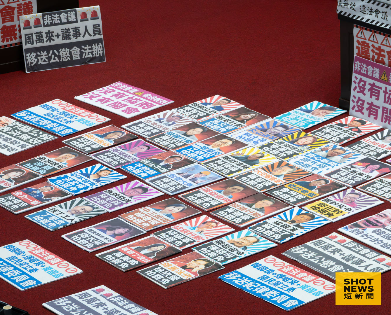 綠營將面臨大罷免的藍委製作成手板（圖：謝亦然攝影）