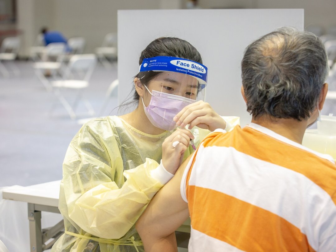 打完疫苗手痠發燒怎麼辦 冰敷別揉抓