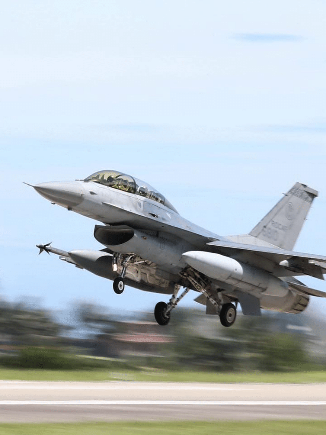 台灣空軍F-16升空畫面。(圖：國防部發言人臉書)