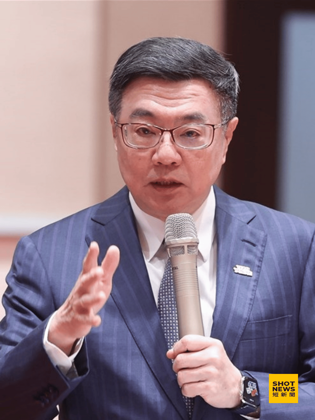 行政院長卓榮泰特地大動作，率部會首長召開記者會。