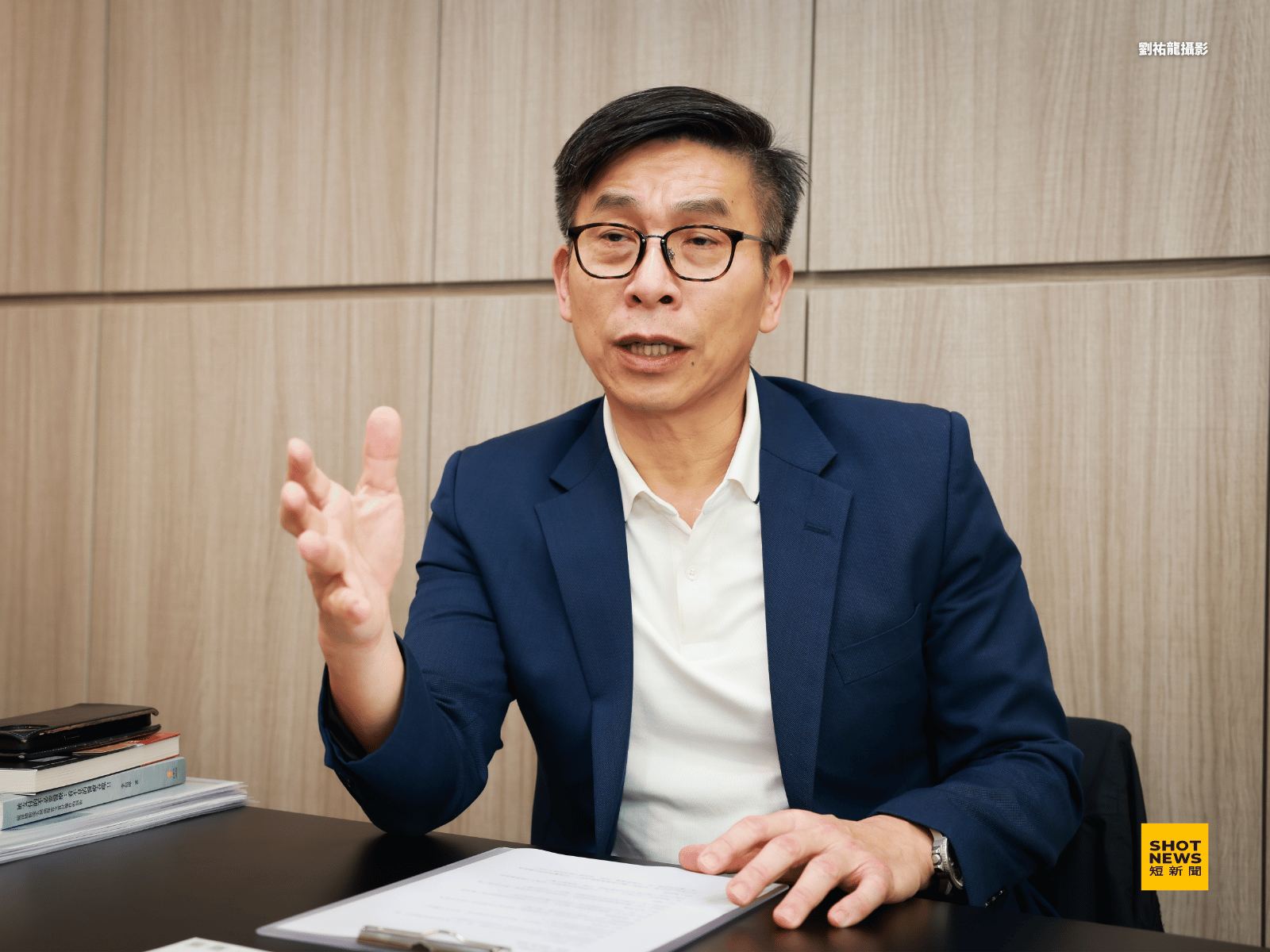 鍾佳濱說，烏俄戰爭後，面對不對稱戰爭，台灣必須尋求大量、低價、可消耗式的武器裝備，就是無人載具。