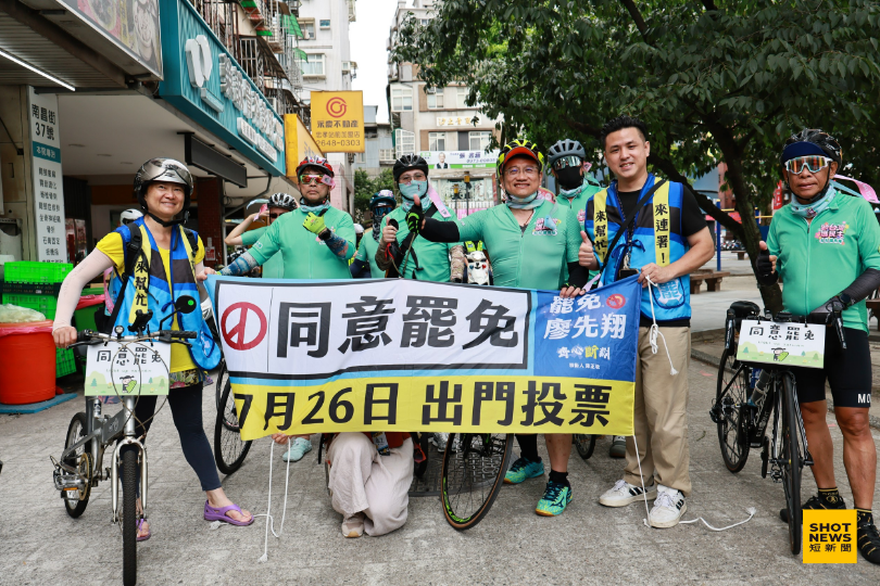 妃妃鐵馬隊成員與罷免廖先翔團隊會合騎行宣講。(陳亭妃提供)