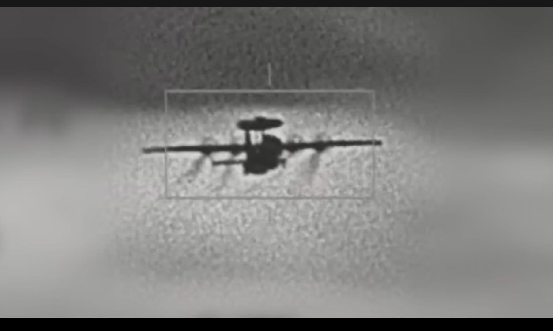 中共空警500預警機遭國軍F-16V以狙擊手莢艙監控畫面。(國防部提供)