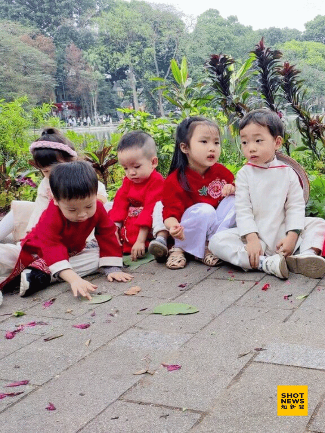 穿著傳統服飾的越南幼童。（圖：中央社）
