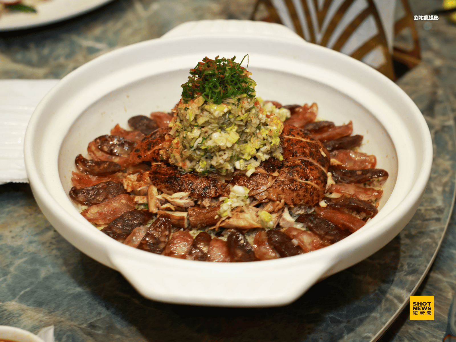 麥面子私廚招牌菜「臘味雞汁煲仔飯」，結合上海菜與廣東菜風味，獨具特色，深受客戶喜愛。(劉祐龍攝影)