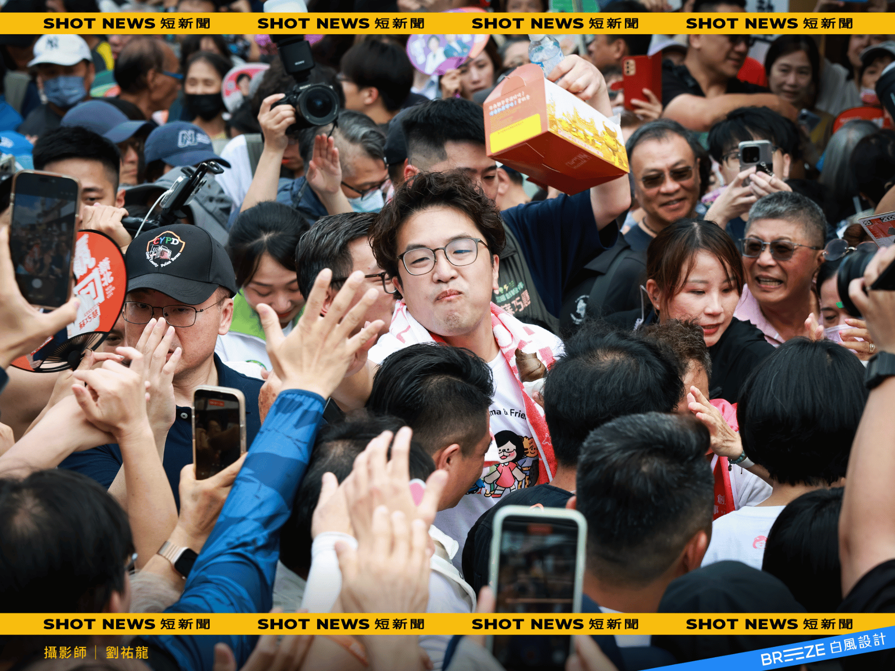 沈伯洋一邊掃街與民眾擊掌,一邊享受三峽美食「金三角」麵包。(攝影:劉祐龍)