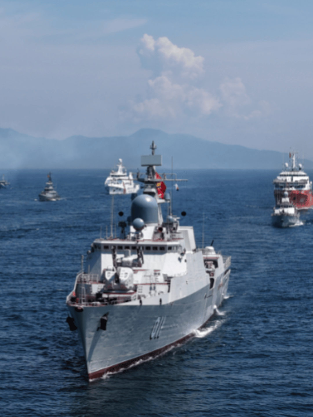 越南國慶日海上閱兵：戰艦與軍機同現金蘭灣