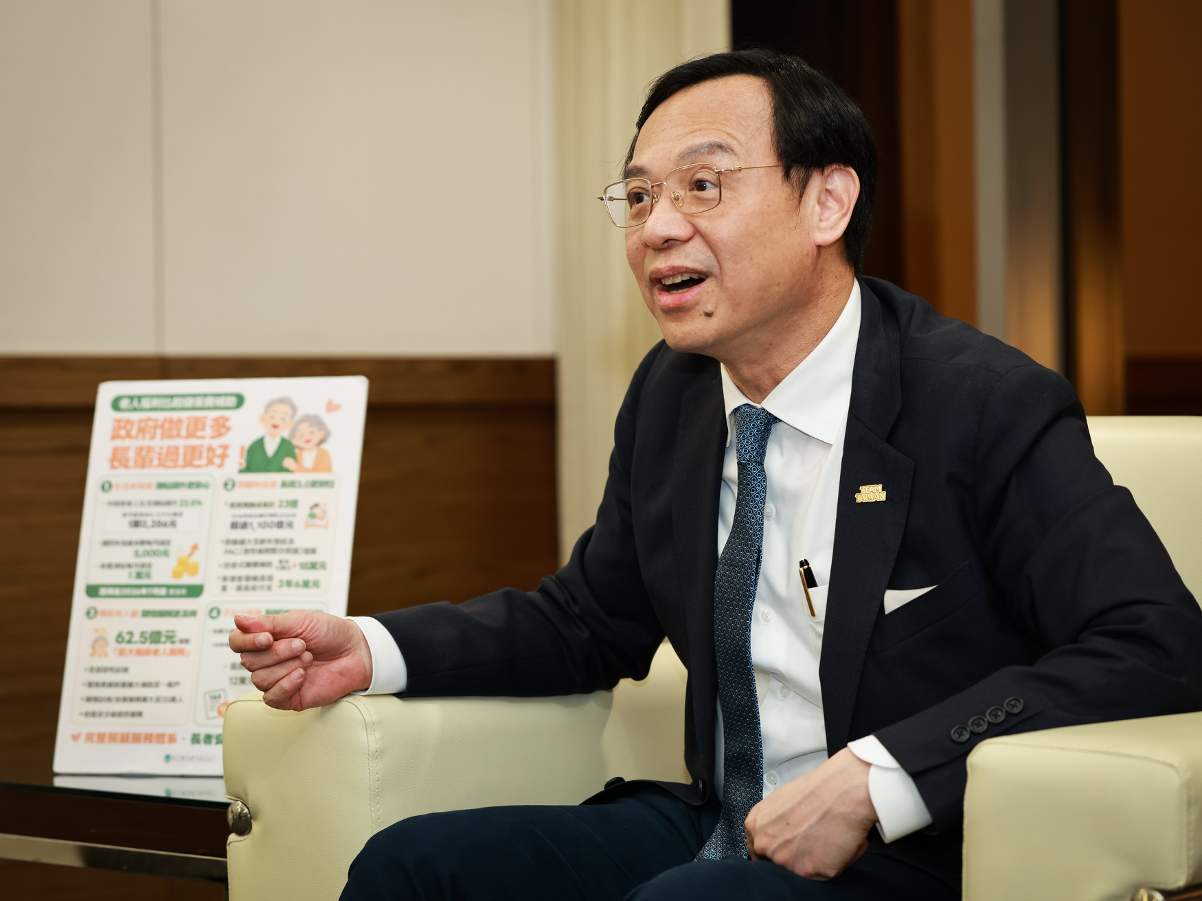 石崇良以「抬轎子」比喻超高齡社會，要讓坐轎的人輕一點、抬轎的人更有力。(攝影：劉祐龍)
