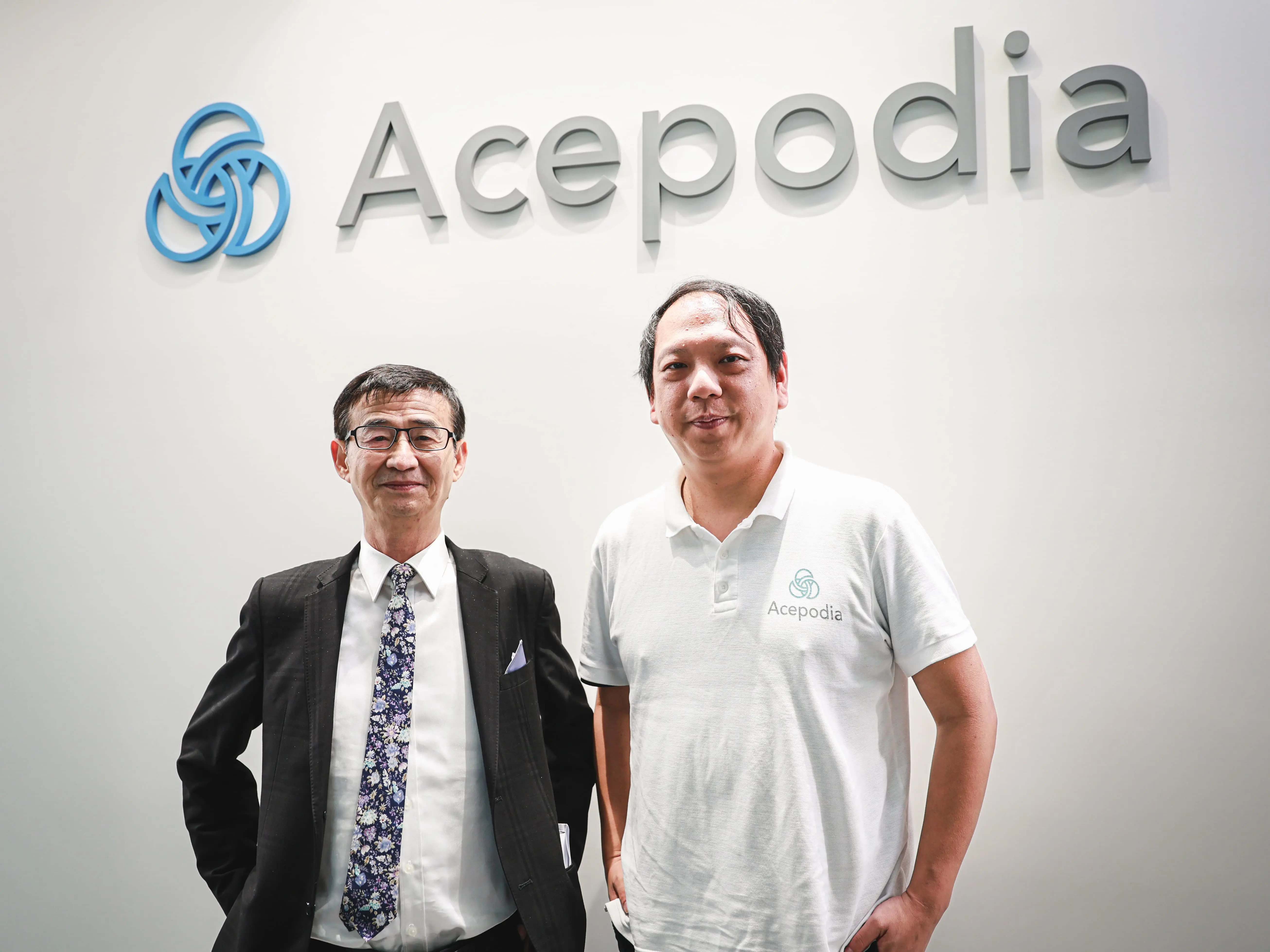 短新聞團隊專訪育世博生技公司共同創辦人暨執行長蕭世嘉（圖右）。