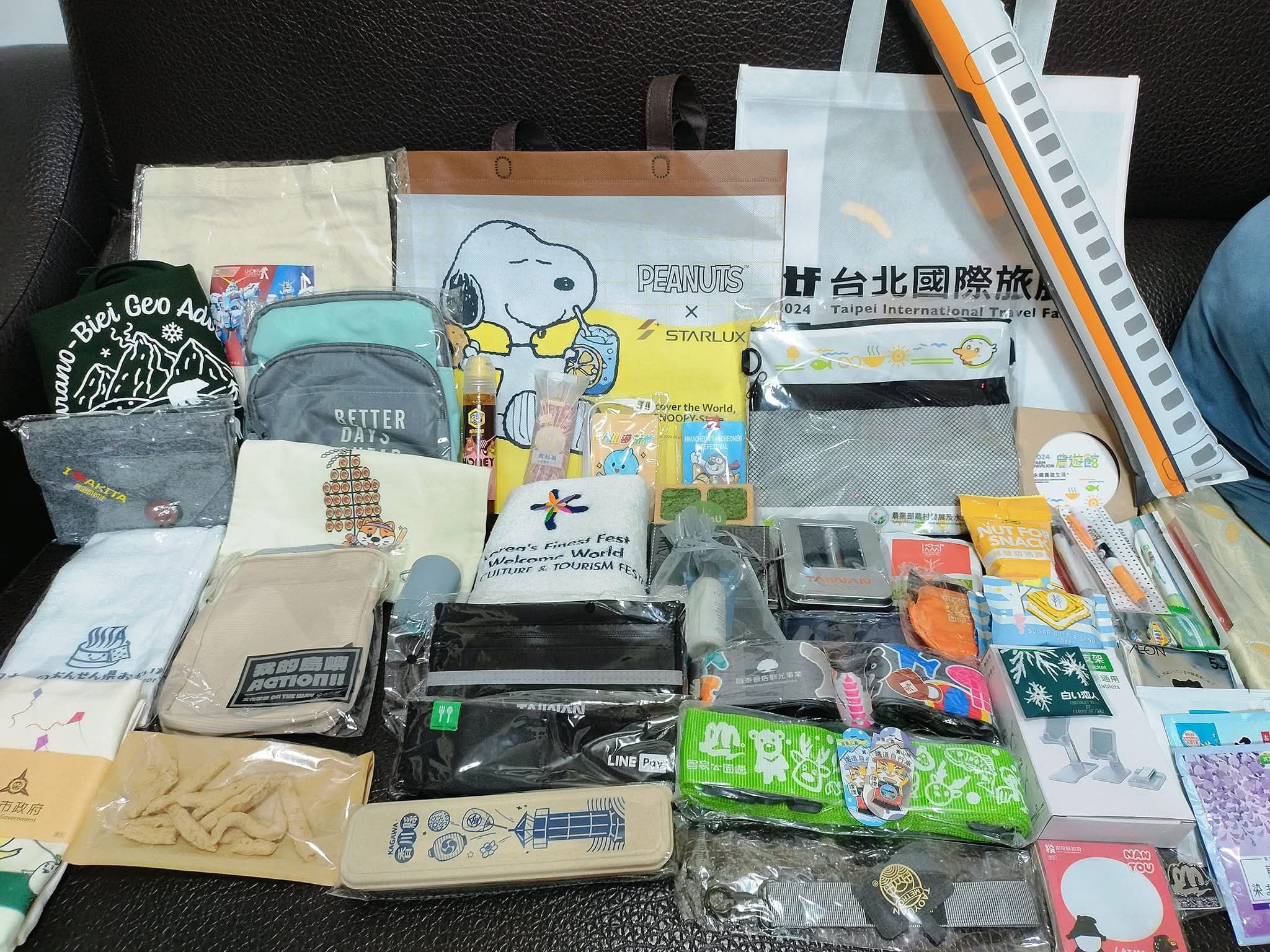 網友分享以往逛展贈品，於 Threads 掀起熱議。（圖／翻攝自Threads ）