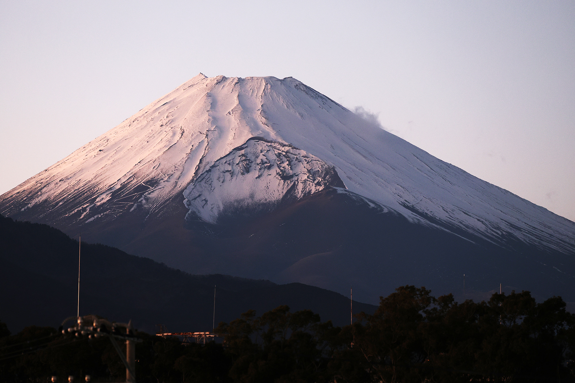 封山硬闖還求救 中國人闖富士山惹怒全日本