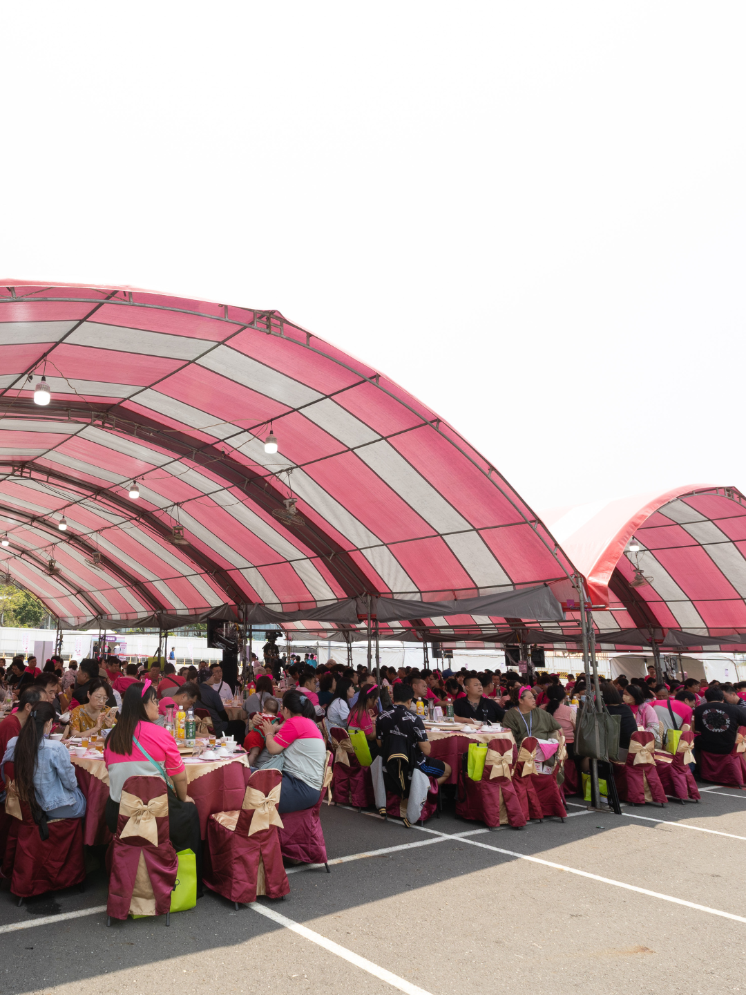 夢時代人潮爆滿 台味開桌宴真相掀熱議