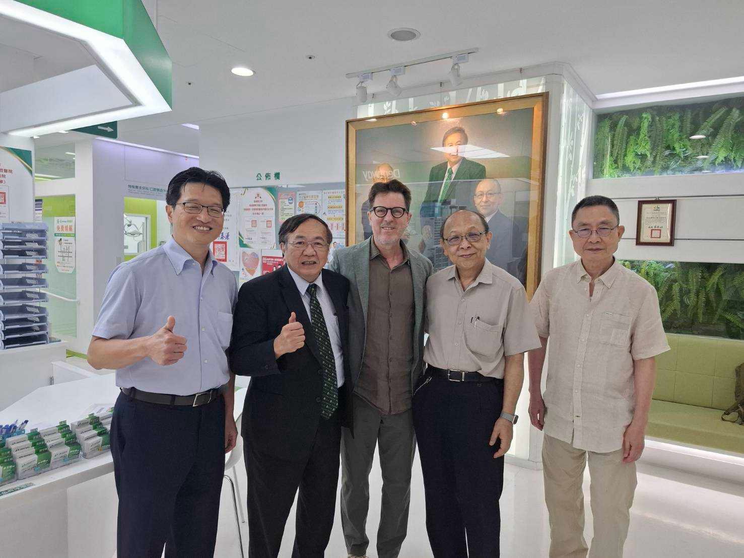 美國華盛頓大學牙醫學院院長 André V. Ritter 與德威牙醫體系創辦人陳義聰、院長林立德等高層。
