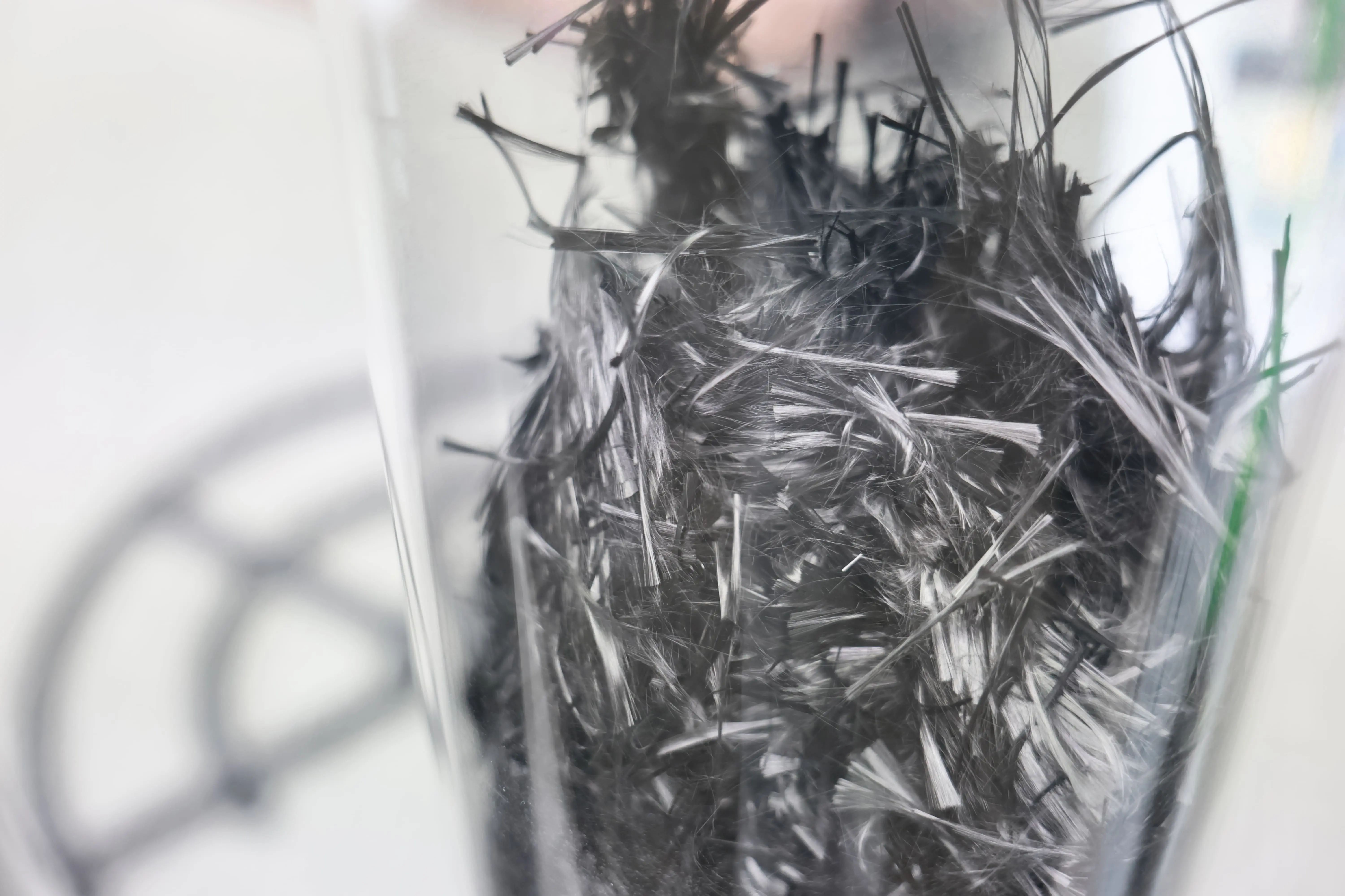 安能聚的碳纖維原料。