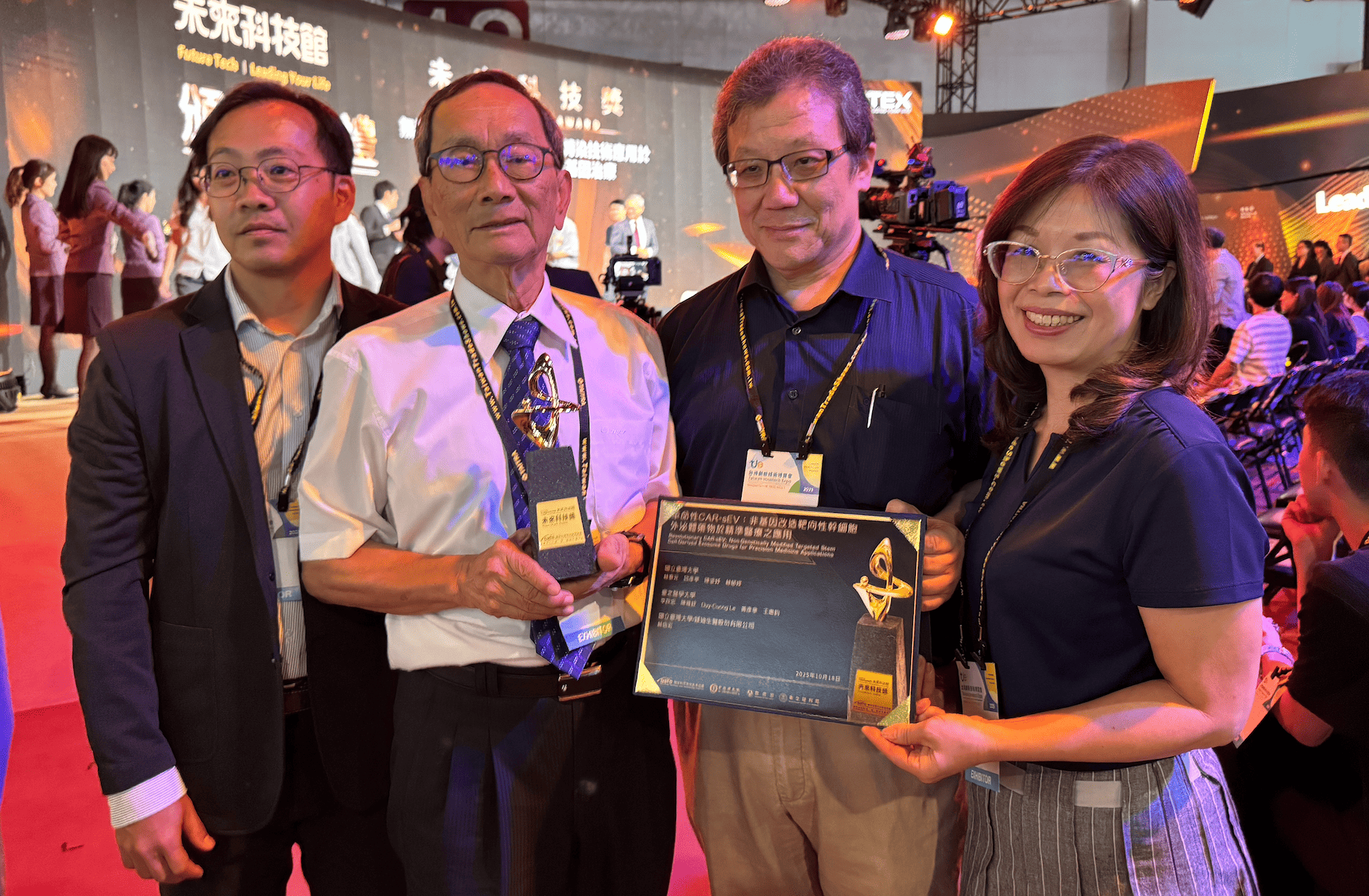 圖左至右，台北醫學大學副研究員李政忠、 中央研究院院士王惠鈞、台灣大學醫學院副教授林泰元、台北醫學大學特聘教授黃彥華。