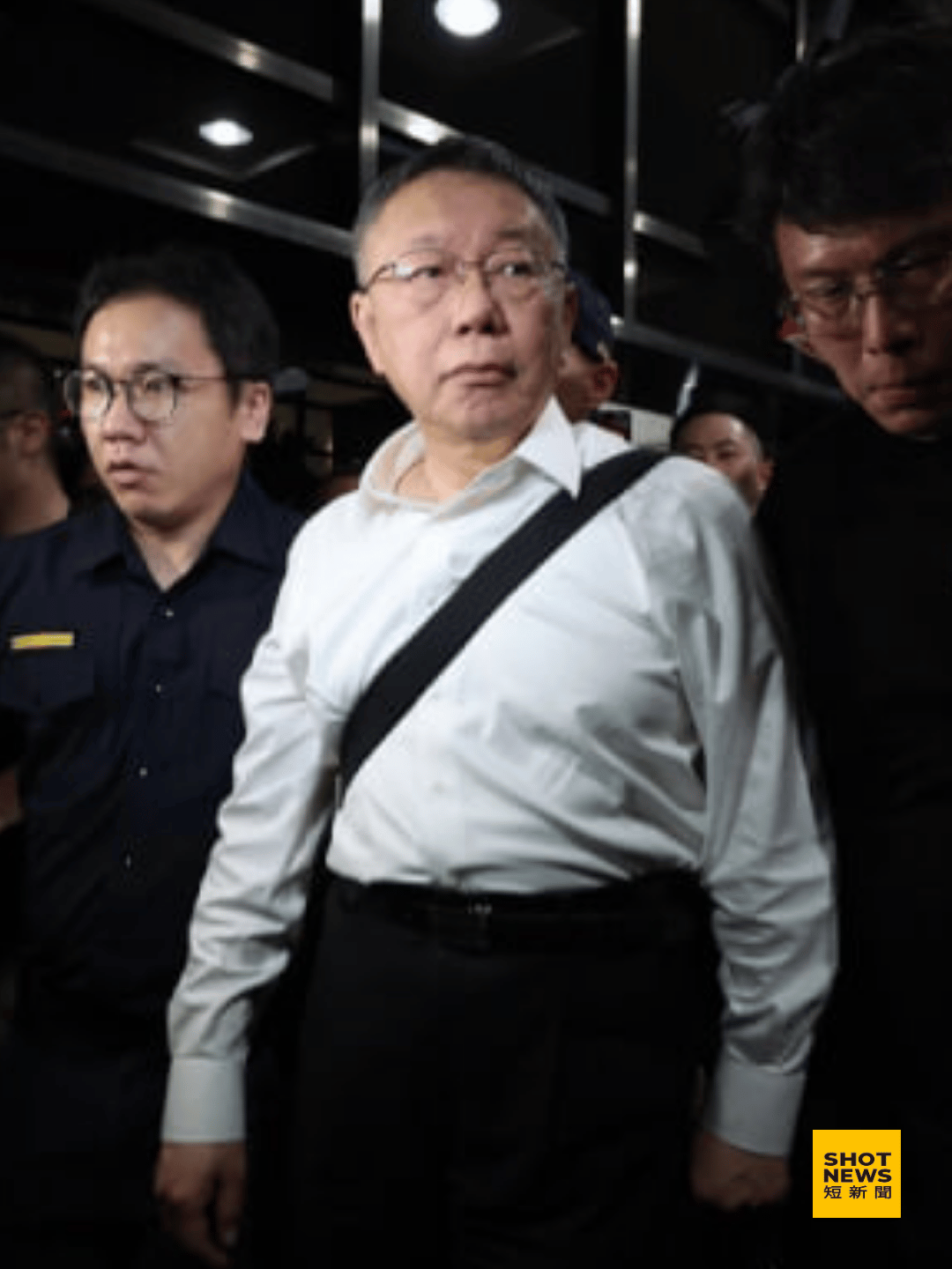 民眾黨主席柯文哲踏出北檢。(中央社)