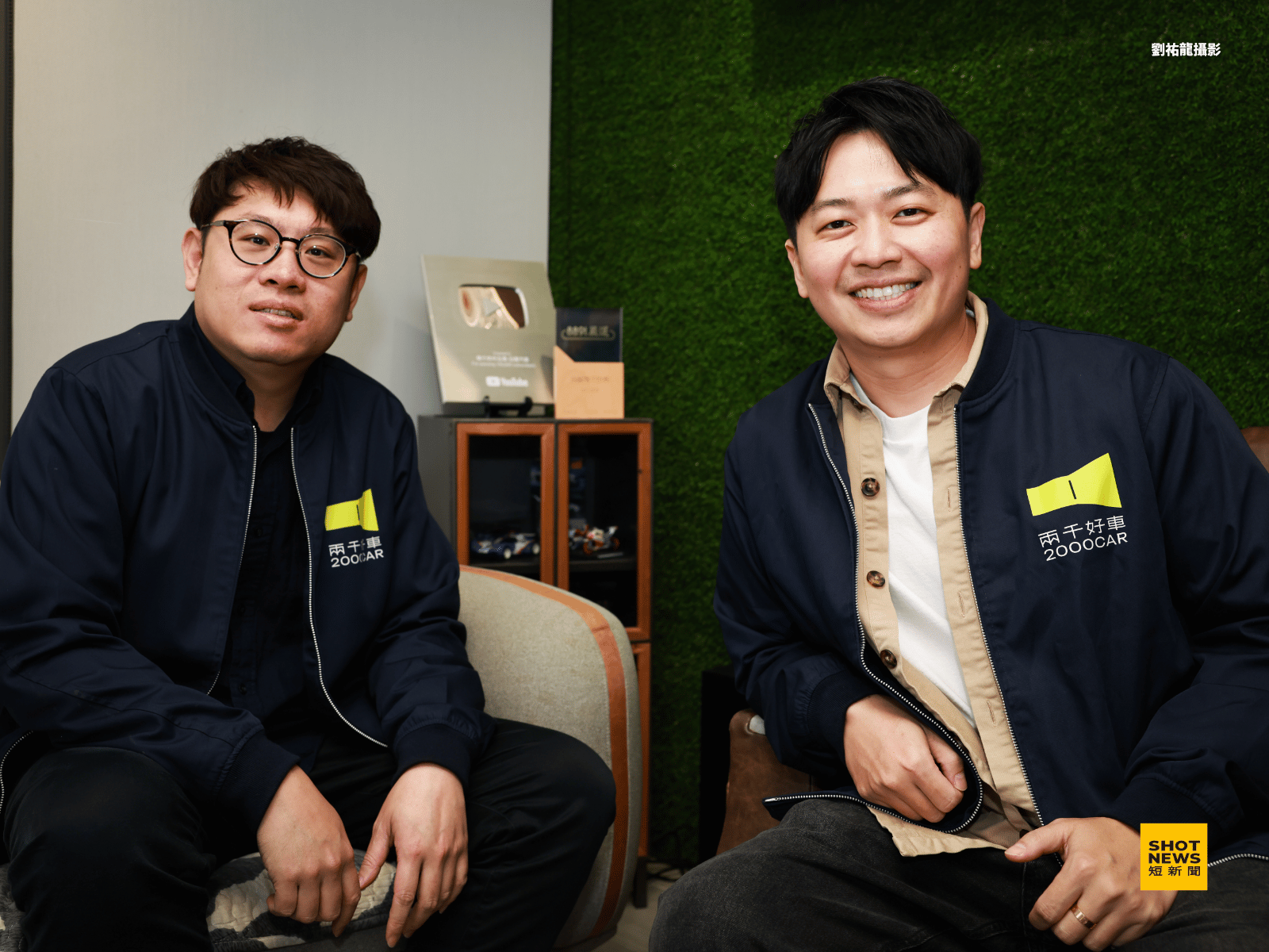 梁子謙(右)與同學林家畯(左)，在車行打拼11年，也一起經營自媒體。