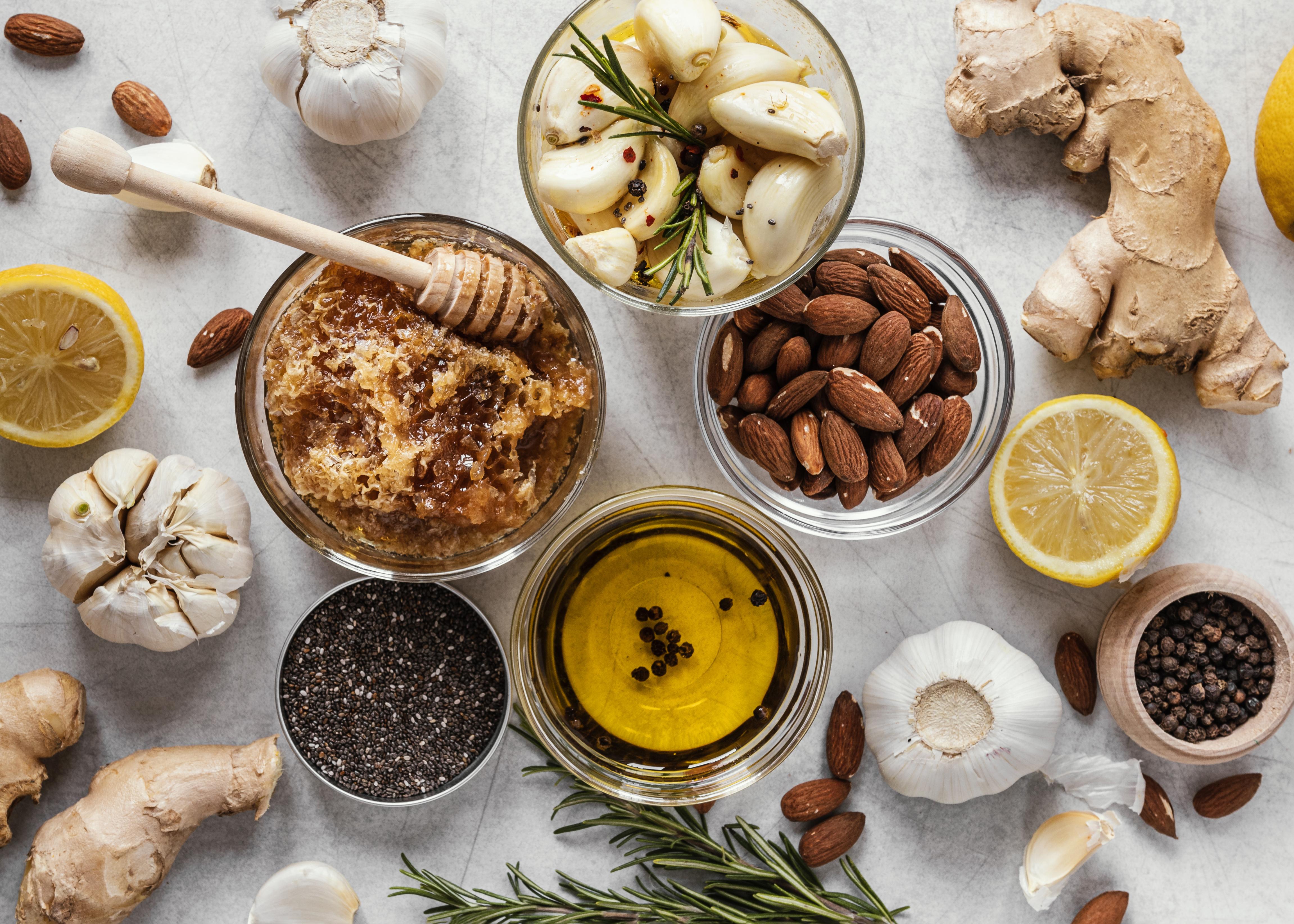 薑、蒜、蔥這類辛香食材是常見的溫補食材。（圖/Freepik)