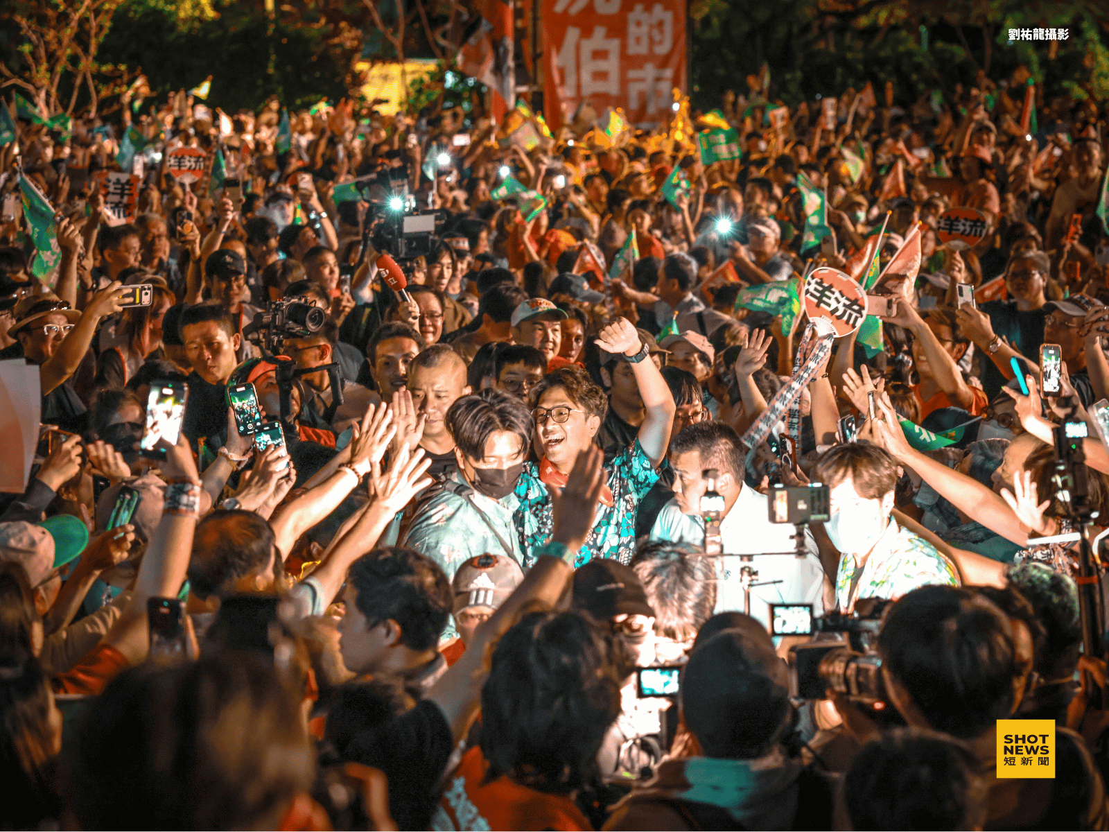 沈伯洋從登船口走到主舞台，支持民眾熱情簇擁，大進場耗時超過15分鐘。（攝影：劉祐龍）