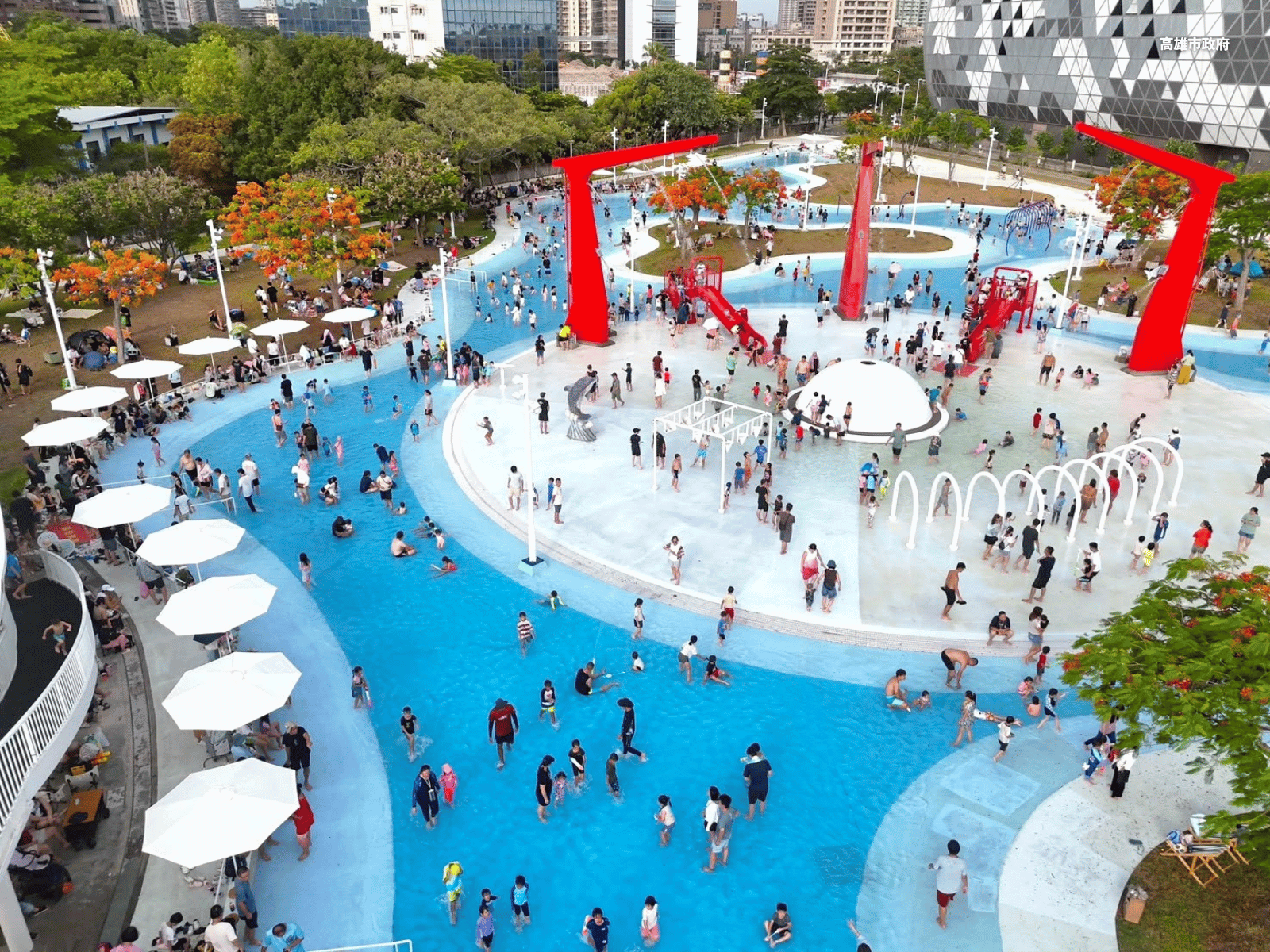 高雄市政府興建完工的星光水岸公園,戲水區正式開放,吸引大批民眾攜家帶眷一起同樂。(圖/高雄市政府)
