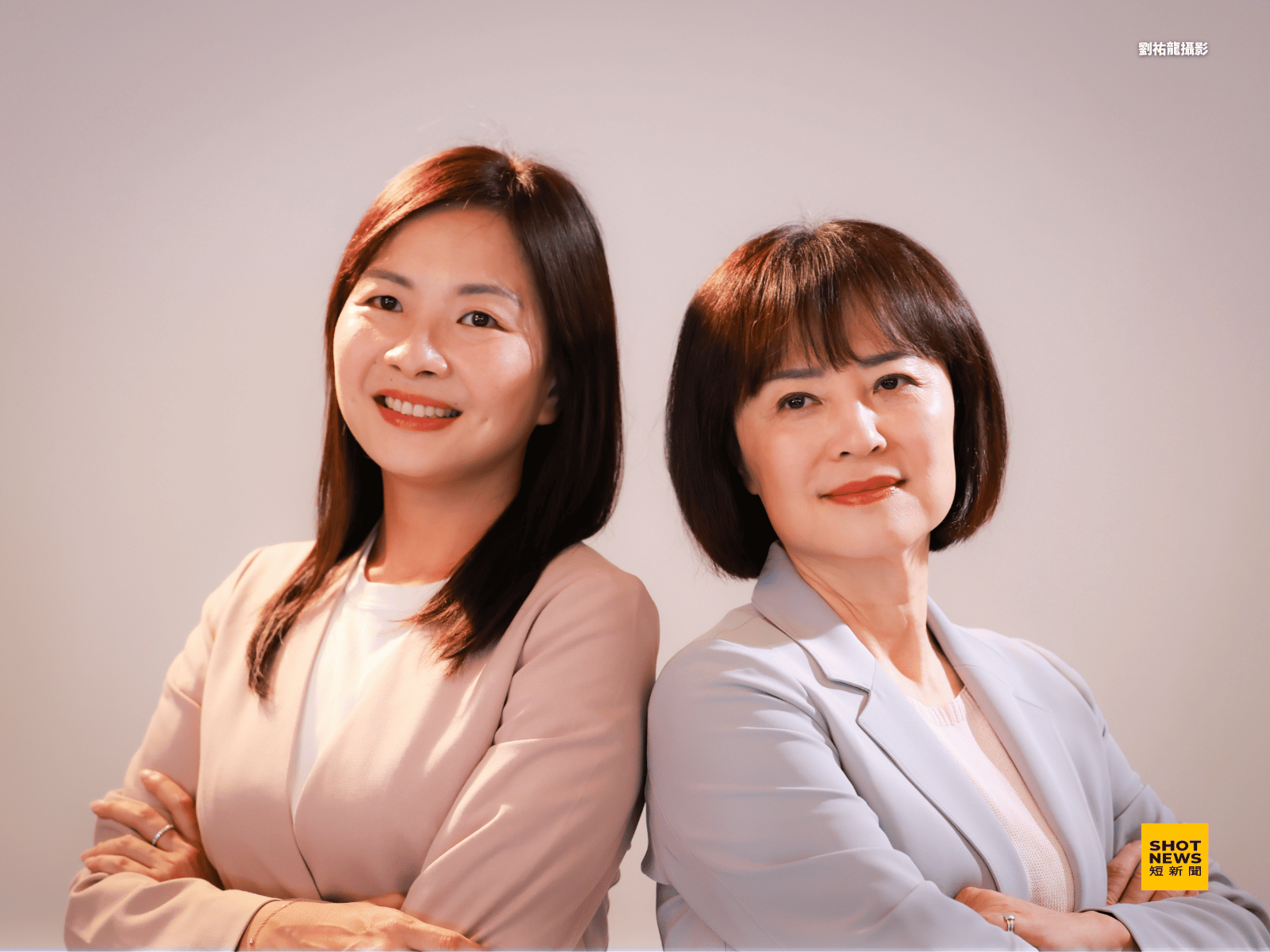 民進黨苗栗縣長參選人陳品安(左)與苗栗市長參選人林月琴(右),一起拍攝形象照。