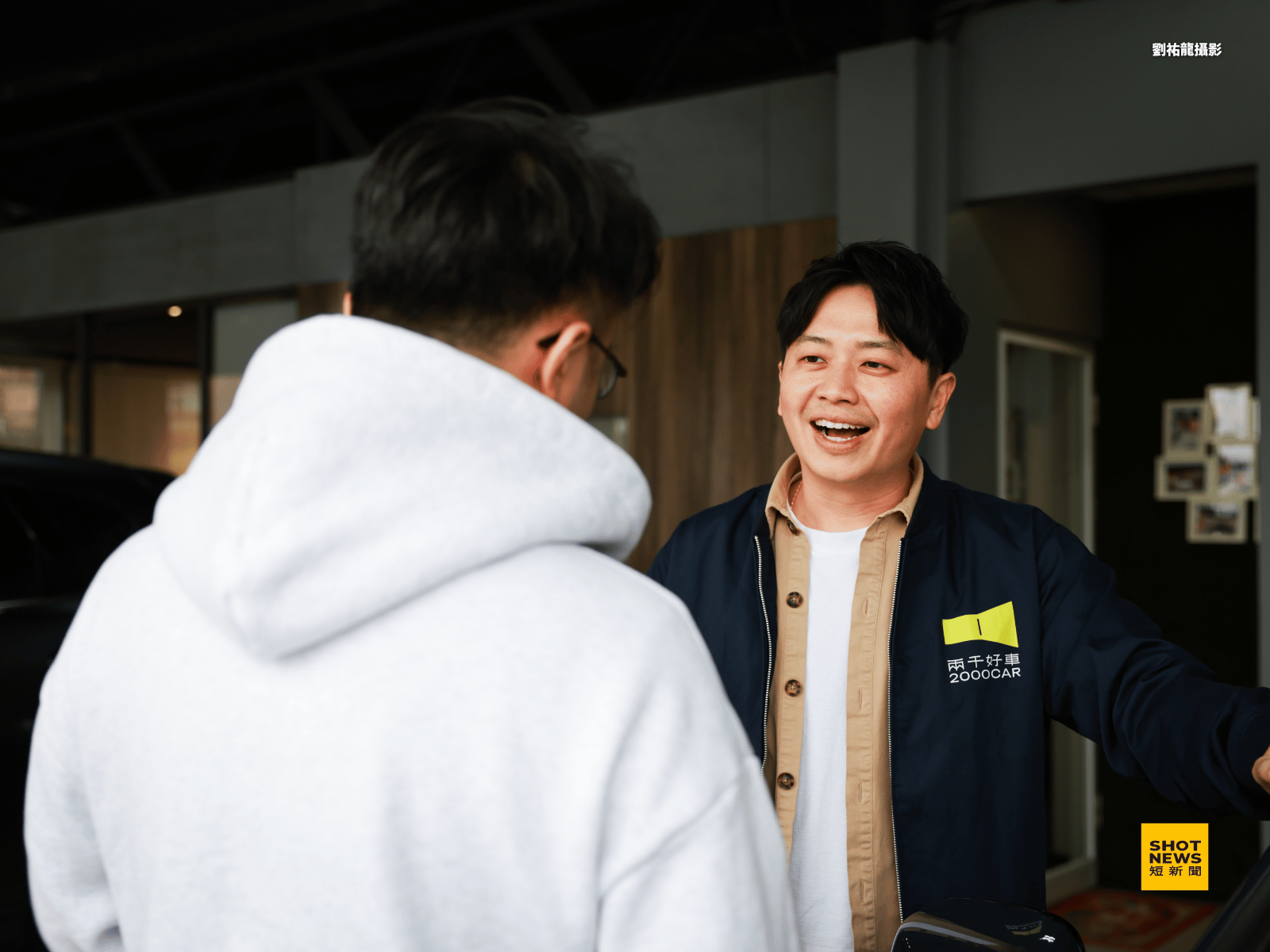 梁子謙聽取客戶對於車型與款式的需求。