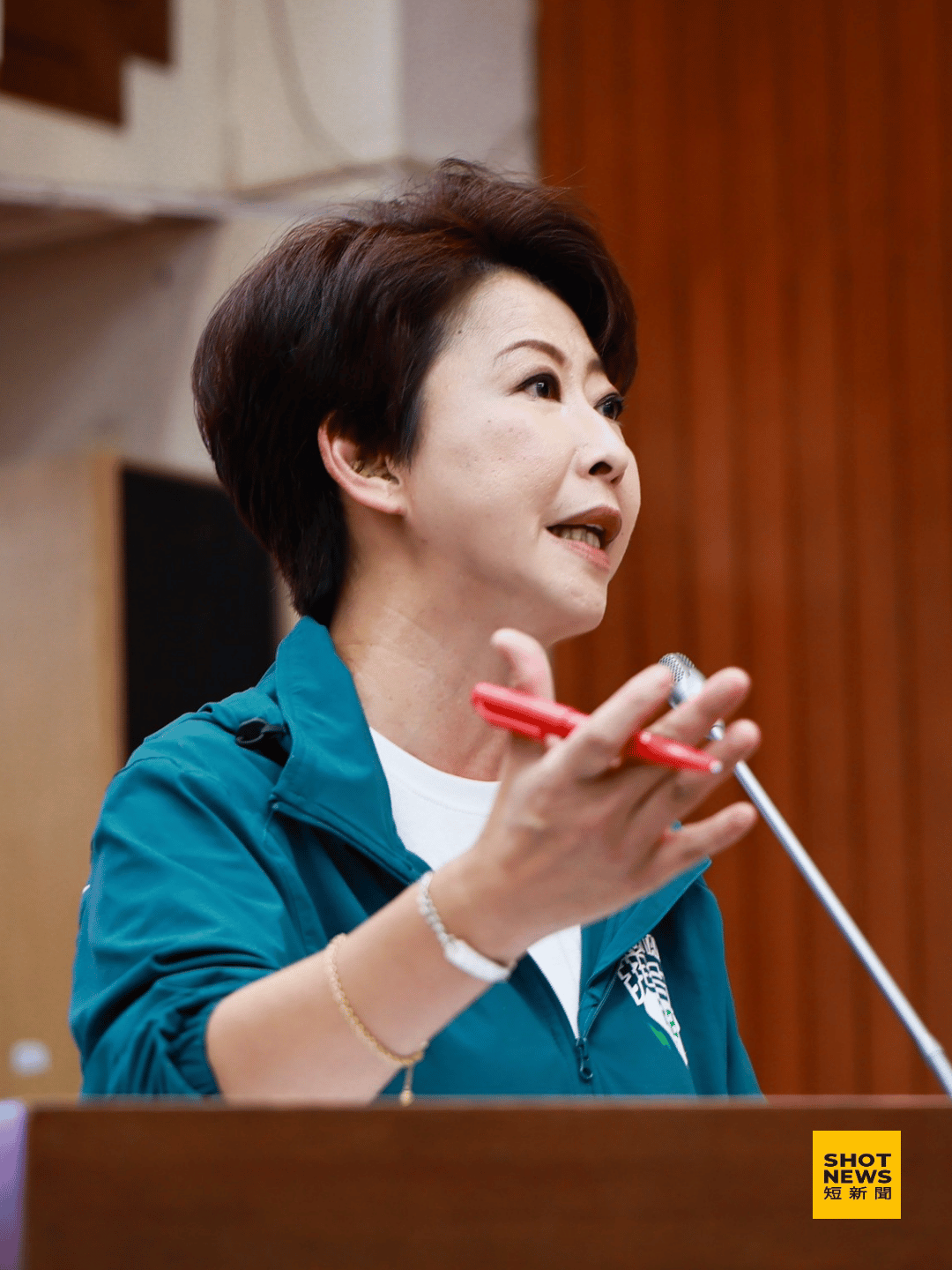 立委陳亭妃於災後復原重建特別預算聯席會議質詢。(劉祐龍攝影)