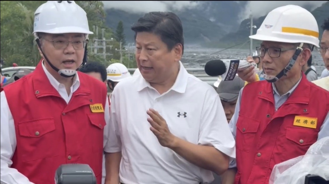 行政院長卓榮泰（左）與國民黨立委傅崐萁（右）。（圖：傅崐萁辦公室）