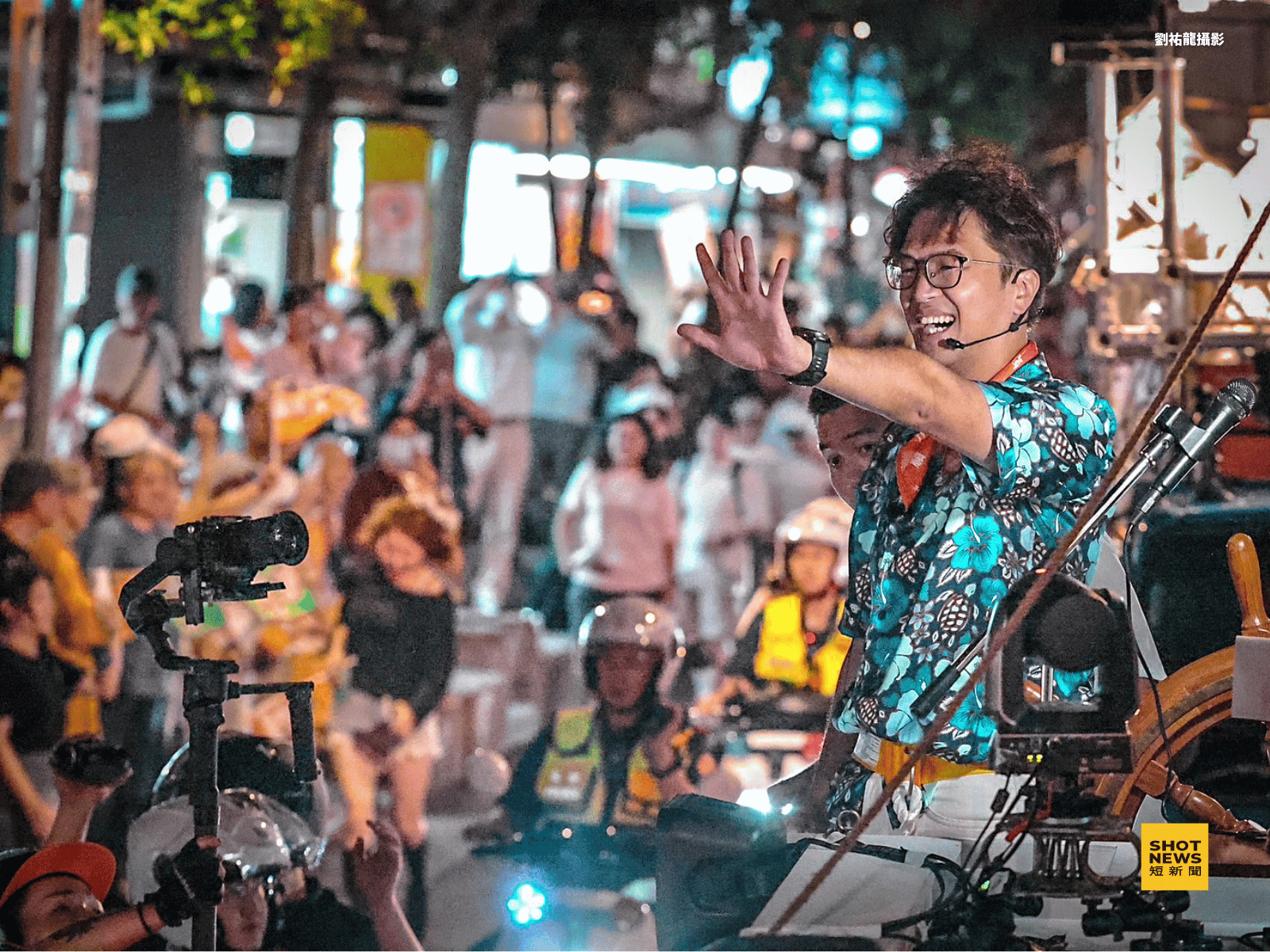 洋流號行進間，沈伯洋向支持群眾揮手致意。（攝影：劉祐龍）