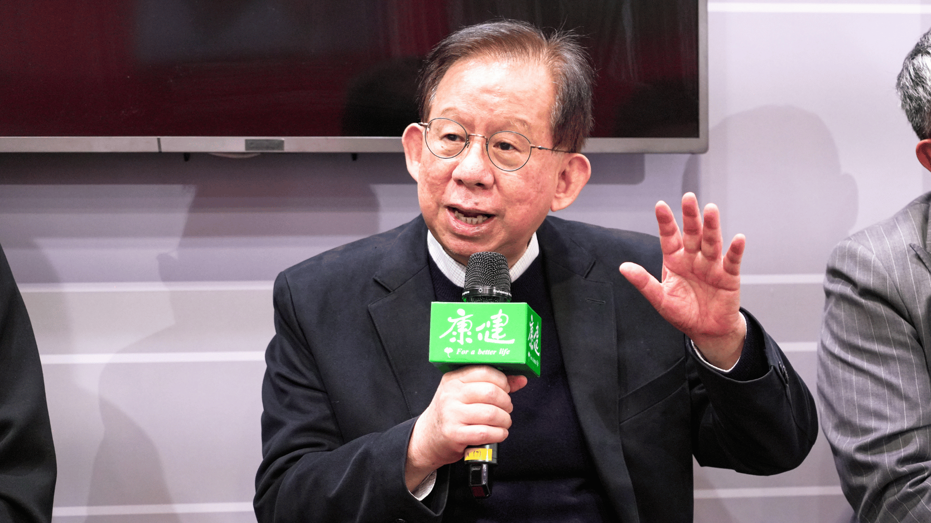 福又達生技創辦人陳燦堅以「整隻雞與雞湯」比喻幹細胞與外泌體的關係。