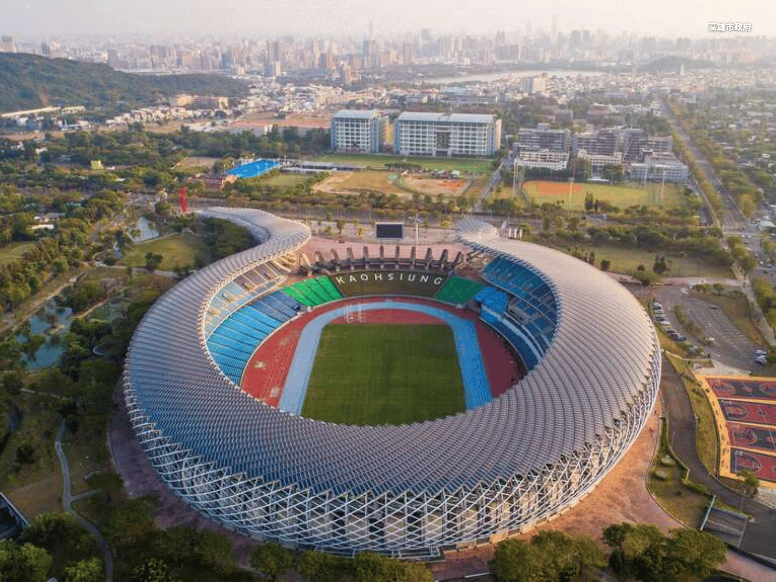 高雄世運主場館,已成為高雄舉辦大型活動與演唱會的首選場地。(圖/高雄市政府)