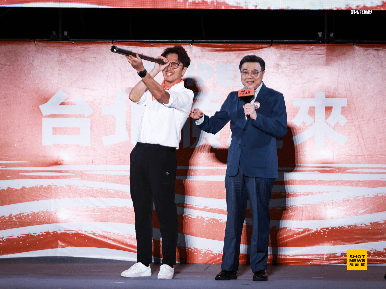 卓榮泰贈送沈伯洋望遠鏡，沈當下拿起把玩。（攝影：劉祐龍）